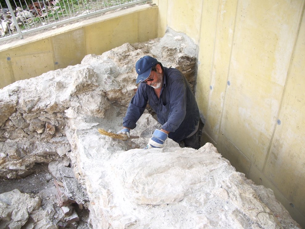 Ein Mann bei archäologischen Grabungen 