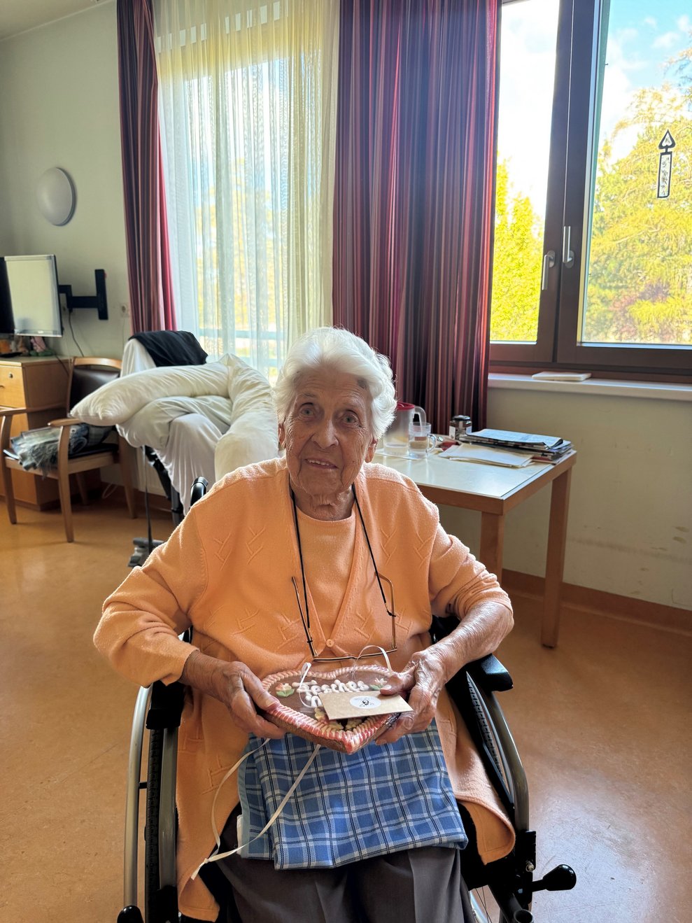 Eine Dame mit einem Lebkuchenherz