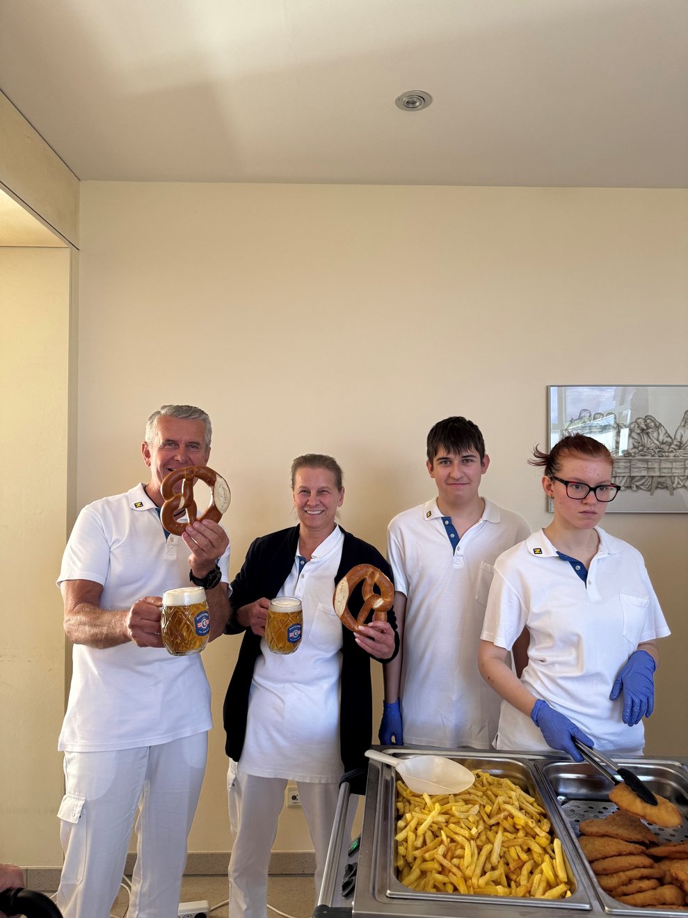 Das Küchenteam mit Bier