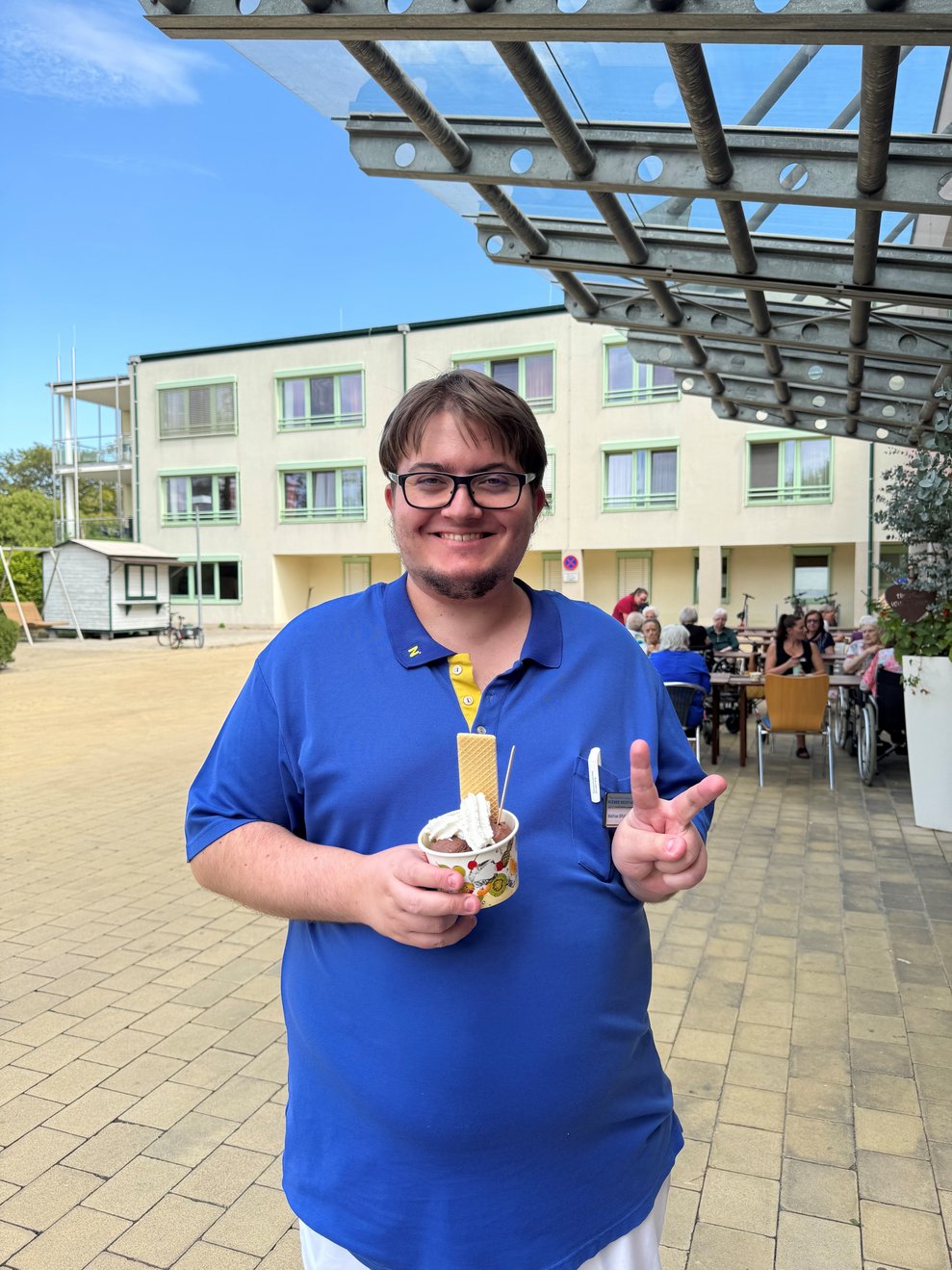 Ein junger Mann mit seinem Eis!