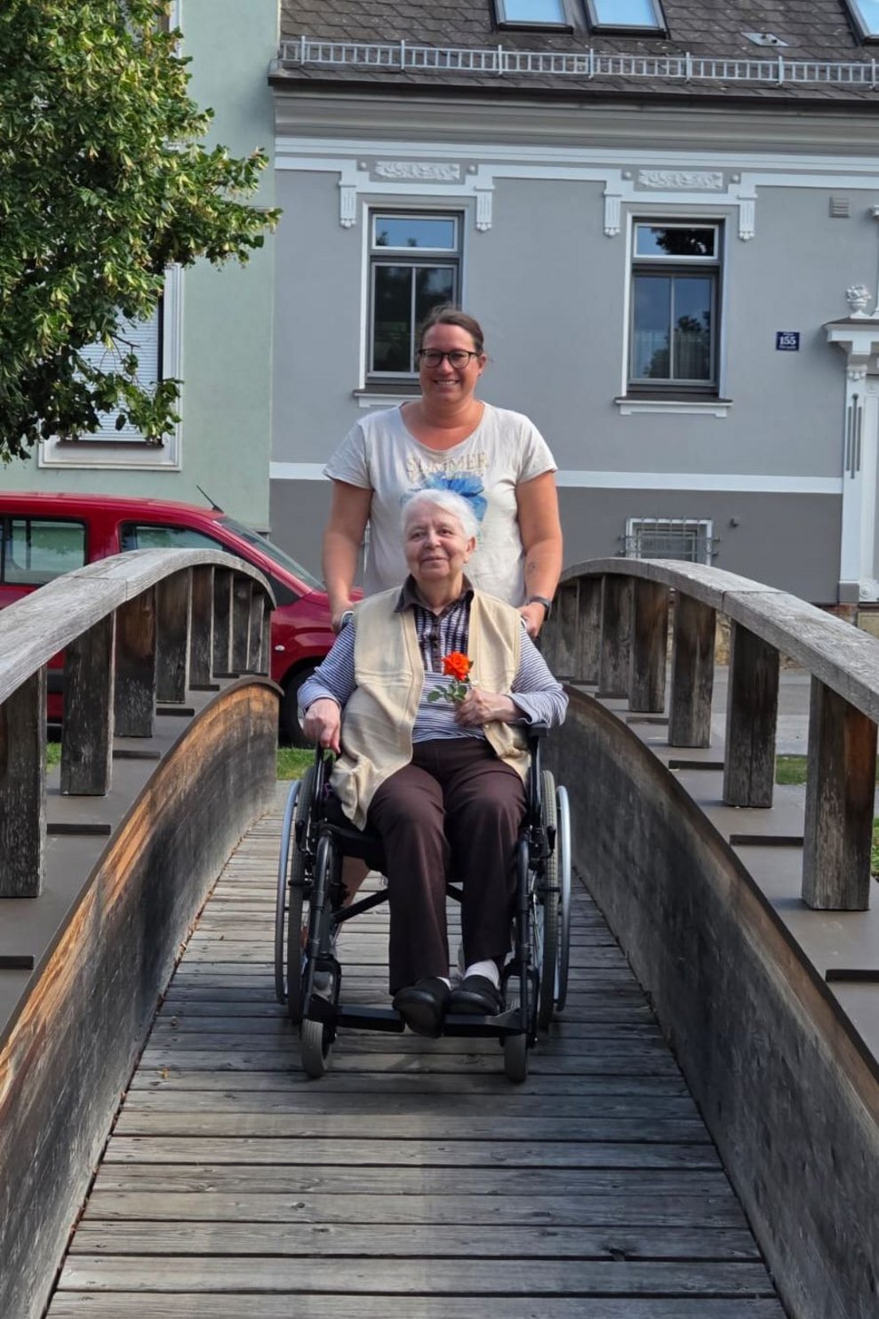 Zwei Damen auf einer Brücke!