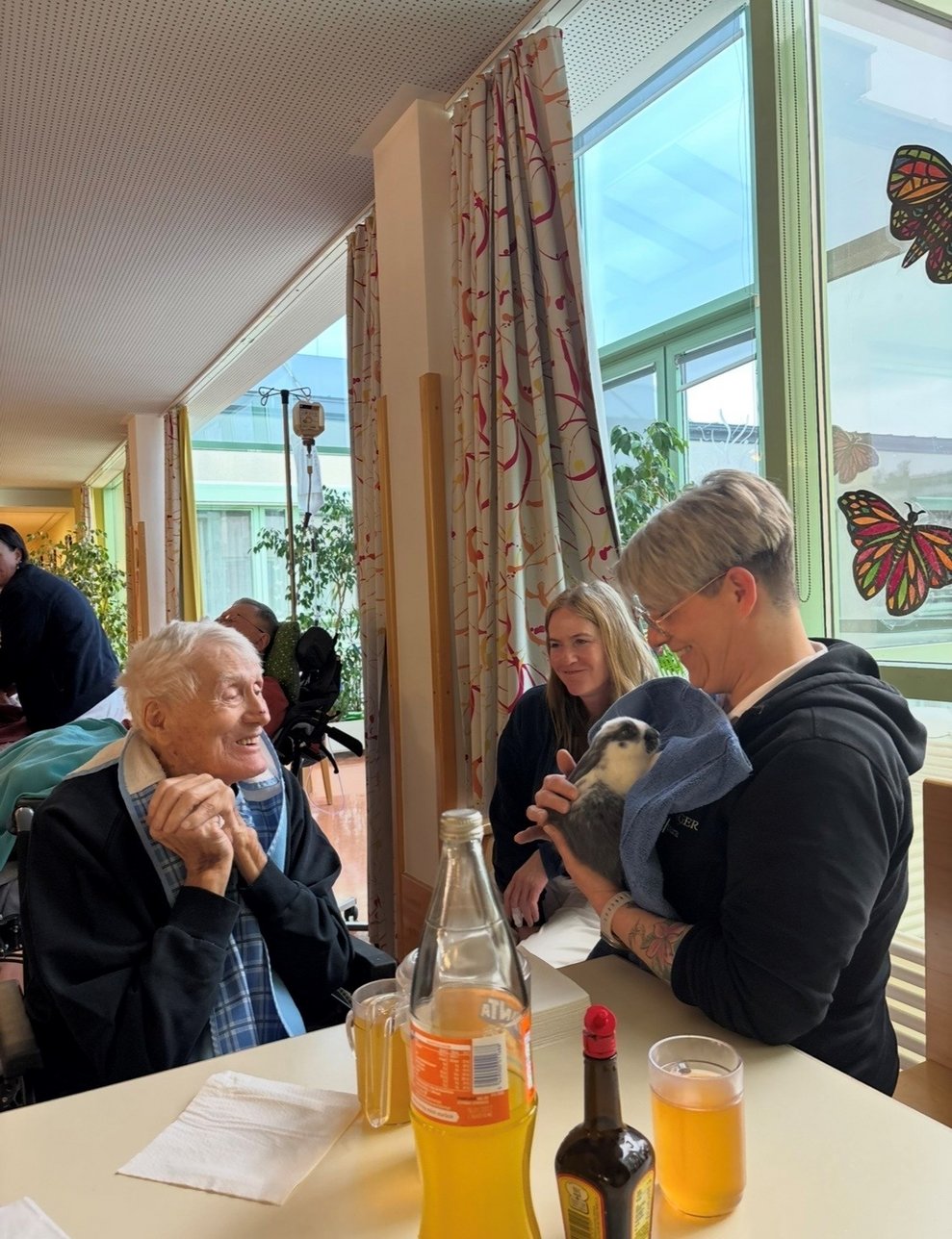 Ein Bewohner der sich über den Osterhasen freut.