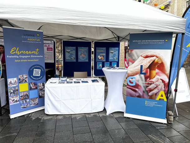 Ein Infostand im Regen.