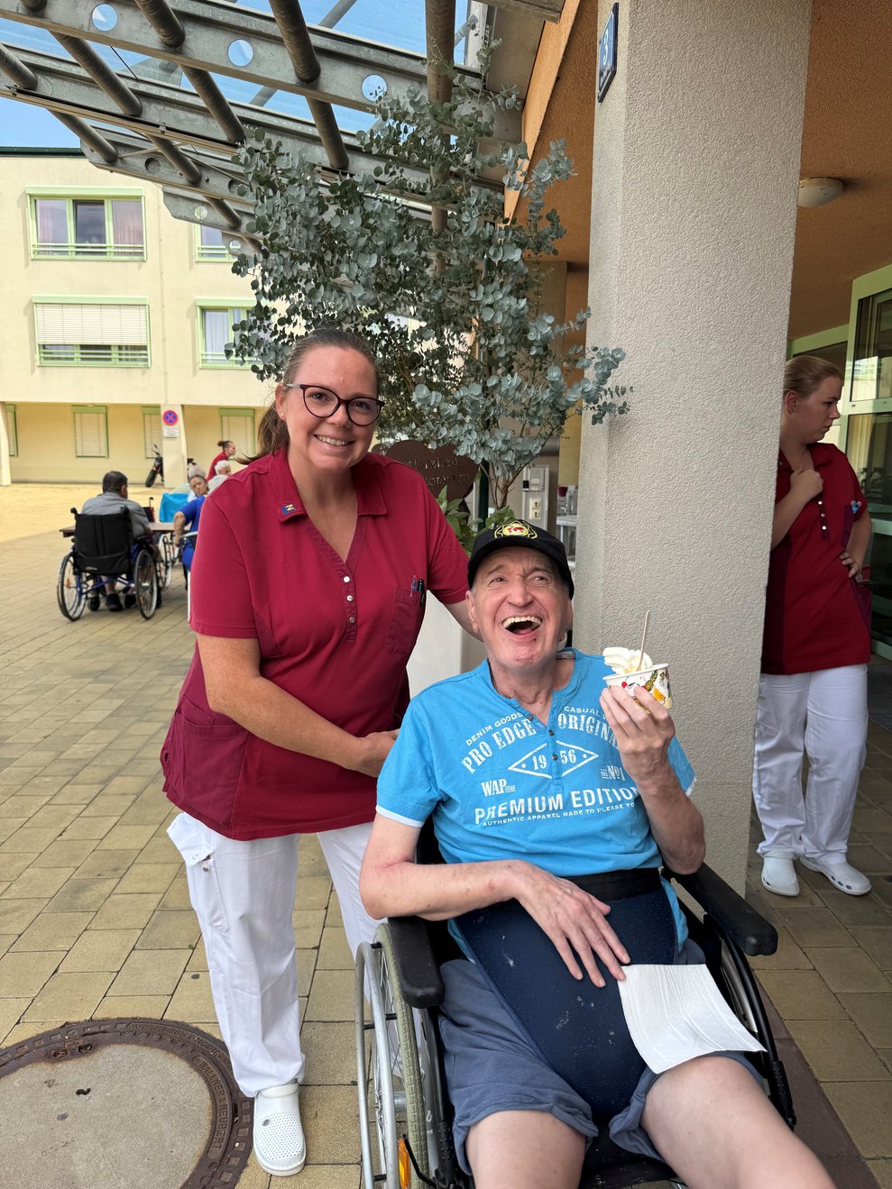 Ein Mann im Rollstuhl freut sich über das Eis!