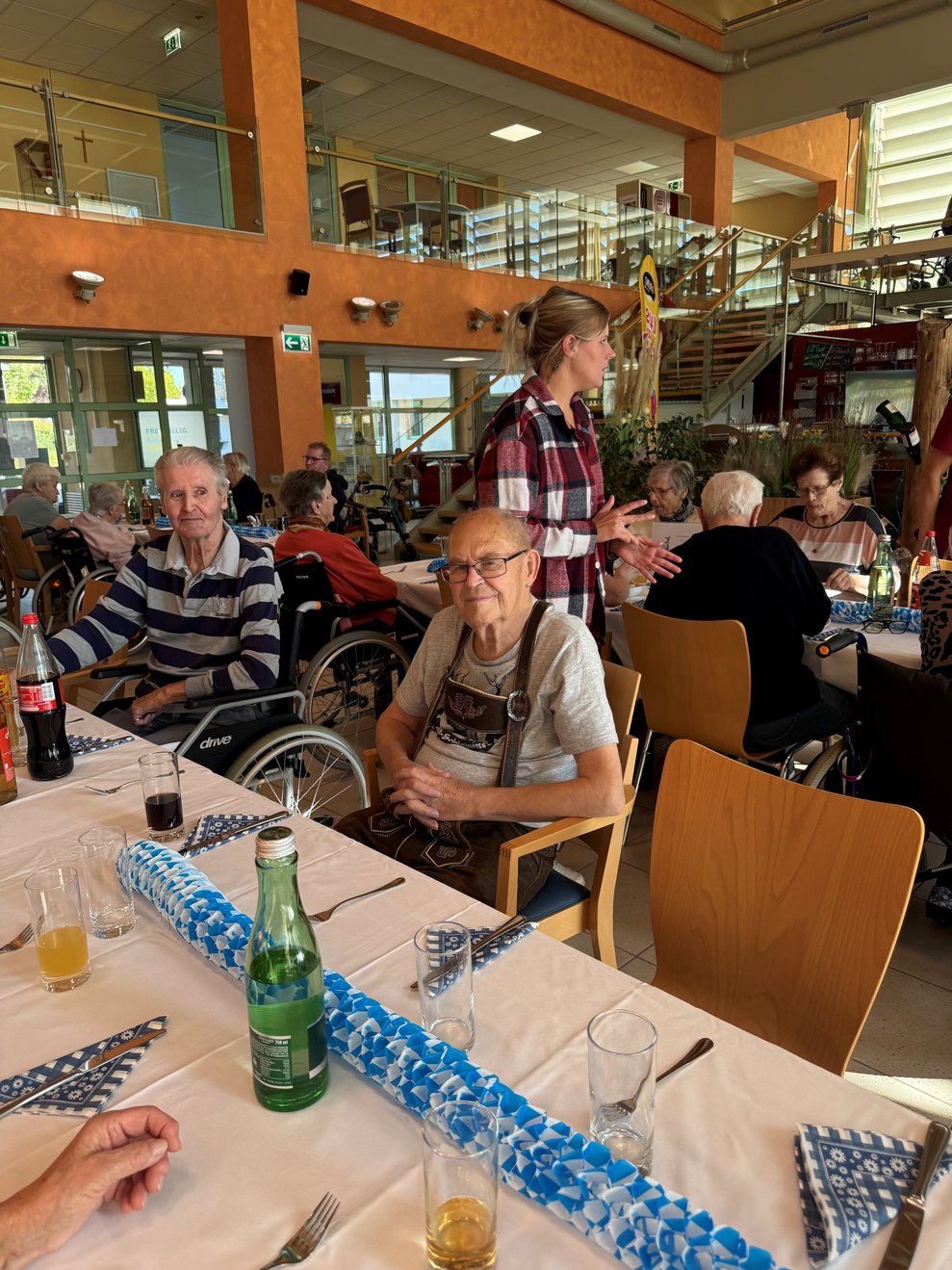 Zwei Herren warten auf das Mittagessen