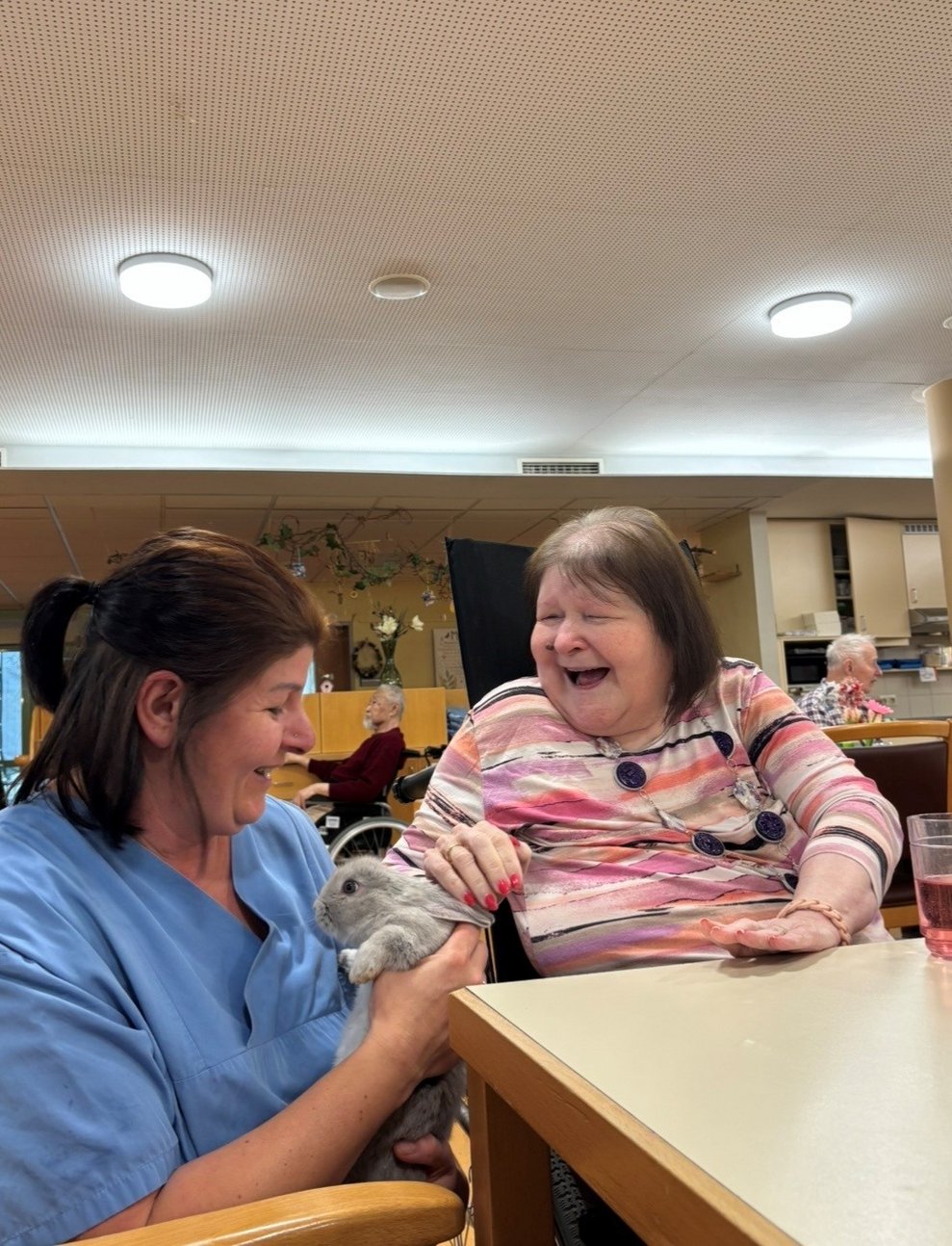 Zwei Damen und ein Osterhase