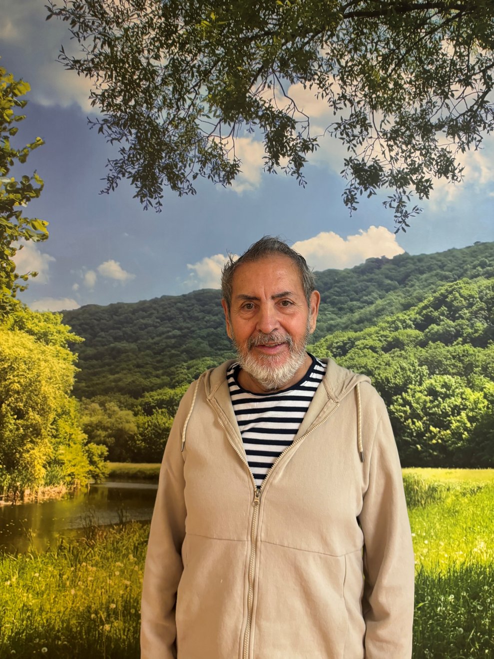 Ein freundlich lächelnder Mann 