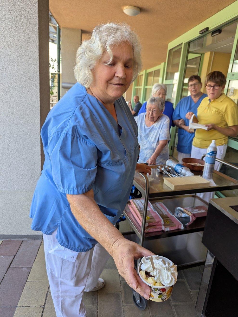 Eine Frau präsentiert das Eis!