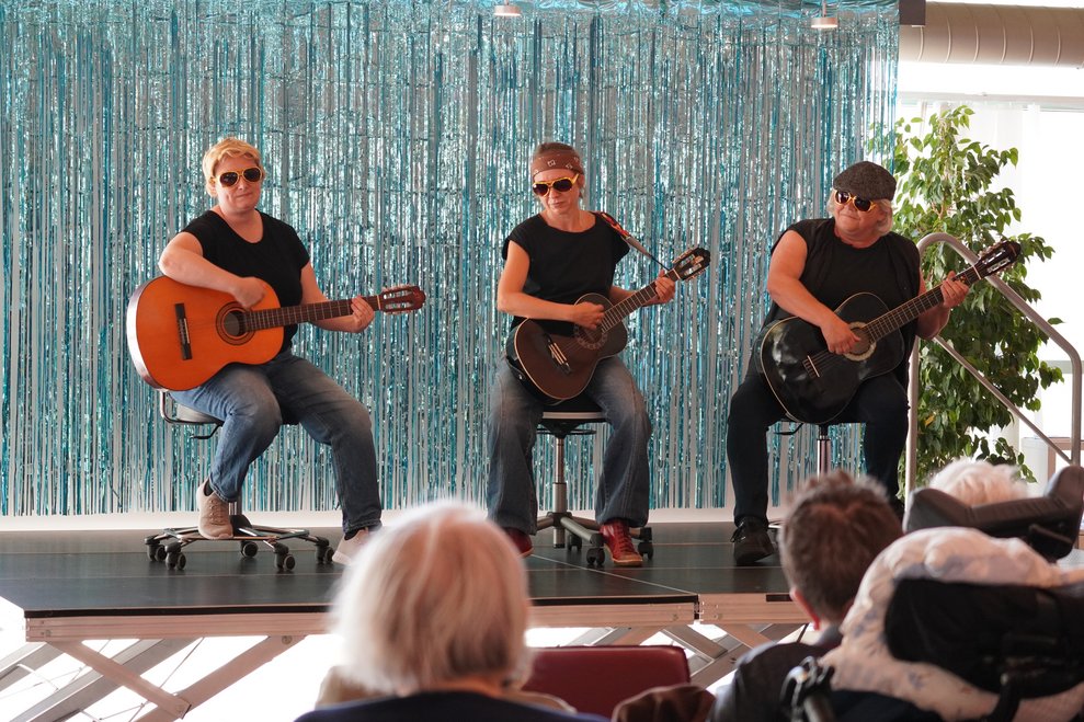 Drei Leute singen ein Lied 