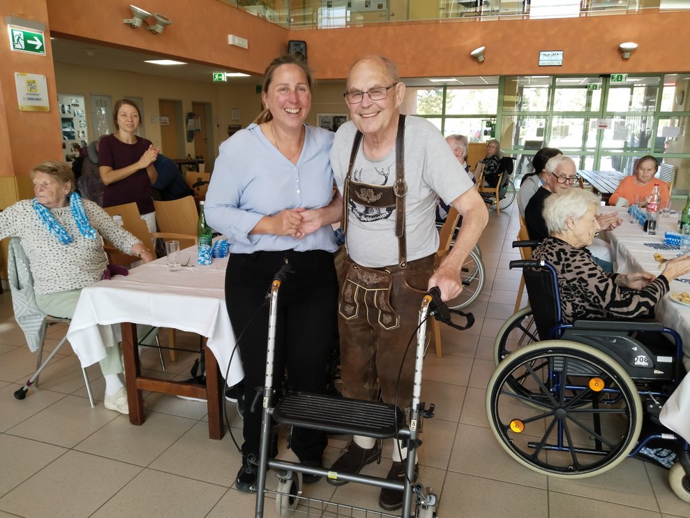 Ein Herr und eine Dame posieren für das Foto 